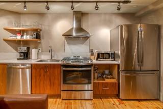Comfy Family Retreat for 4 in DT Walk to Broadway - 3