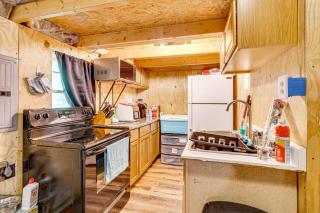 Peaceful Hunting Cabin Less Than 3 Mi to Sam Dale Lake! - - 5