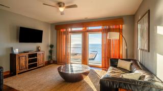 The Slick - Waterfront 3-Bedroom, 3-Bathroom Penthouse Suite at REAL Watersports - Waves - 4