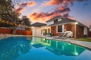 Luxurious 5 Bedroom Retreat with Pool - North Richland Hills - 0
