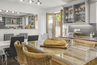 Luxury Coach House Sleeps 12 Five Bedrooms - Bridgend - 3