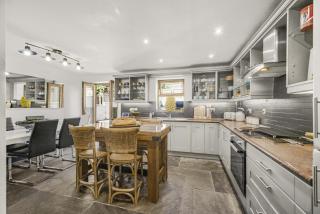 Luxury Coach House Sleeps 12 Five Bedrooms - Bridgend - 4