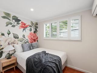 Stylish 4Bedroom Stay Outdoor Dining and City Access - 8