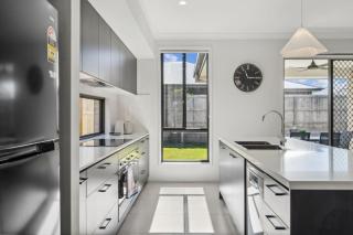 Brand New 6BR Holiday Home Beach and Shop Workspace - Victoria Point - 3