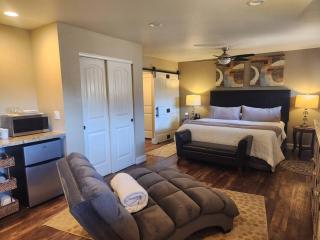 Robins Red Rock Getaway Suite B - 9