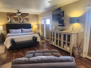 Robins Red Rock Getaway Suite B - 8