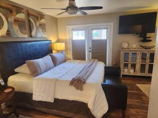 Robins Red Rock Getaway Suite B - 7