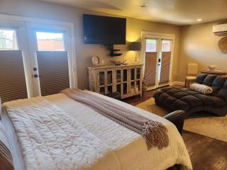 Robins Red Rock Getaway Suite B - 5