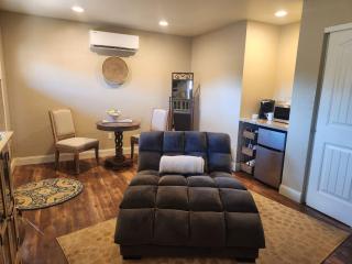 Robins Red Rock Getaway Suite B - 2