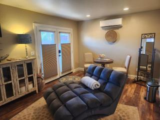 Robins Red Rock Getaway Suite B - 1