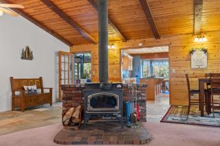 Mountain Retreat Woodburning Fireplace Games - Big Bear City - 2