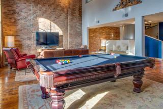 Beautiful Stay for Family 6 w Billiards in DT - 4