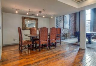 Beautiful Stay for Family 6 w Billiards in DT - 2