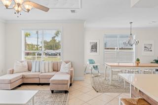 Destin Group Getaway Hot Tub, Pool, Ping Pong 2 Blocks to Beach Seacrest - Destin - 1
