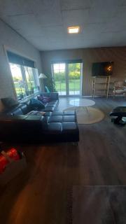 Kastanjegaarden - Ansager - 1