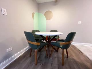 Modern 1BR Free Parking Spot - Chicago - 3