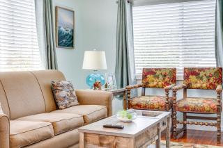 Walk to Gold Beach Charming Cottage with Yard! - Gold Beach - 5