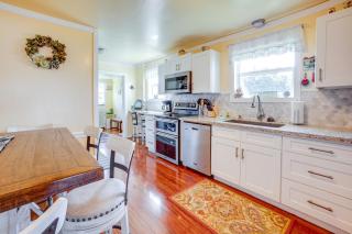 Walk to Gold Beach Charming Cottage with Yard! - 4