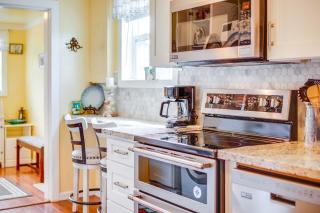 Walk to Gold Beach Charming Cottage with Yard! - Gold Beach - 2