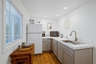 Lakefront, 1 King bed, Telsa charger, Boat Friendly - Lower Lake - 4