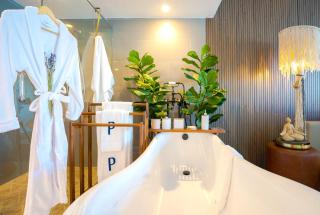 Waterfront Villa with Beach, Pool, Cinema, Game Room and Tiki - 4