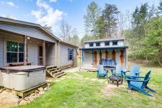 Hot Tub and Fire Pit Getaway in Sevierville! - Sevierville - 0