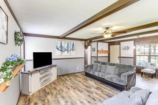 Hot Tub and Fire Pit Getaway in Sevierville! - Sevierville - 6