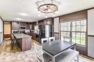 Hot Tub and Fire Pit Getaway in Sevierville! - Sevierville - 4