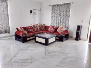 Green Retreat Noida - 2BHK Farm with Pool & Lawn - Greater Noida - 7