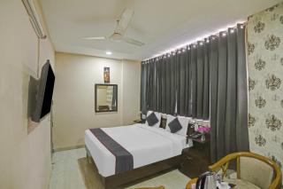 OYO Townhouse Green park Residency 3 - 9