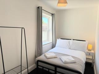 New Spacious 4 Bedrooms 5 Beds House Sleeps 8! - Southampton - 2