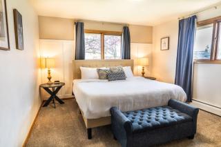 Stadium District Resch 3 BR Sleeps 8 - 6