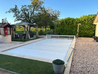 Jolie Villa indépendante climatisée 3 chambres tout confort 6 couchages, piscine chauffée 4 X 8 disponible selon météo de Mai à fin Septembre, Jacuzzi 4 places, boulodrome éclairé, ping-pong, wifi, proche commerces Animaux domestiques sur demande - Bretenoux - 0