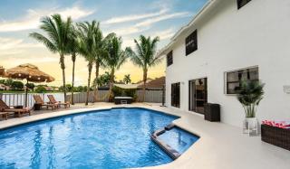 Waterfront Villa with Beach, Game Room, Cinema and Spa - 9
