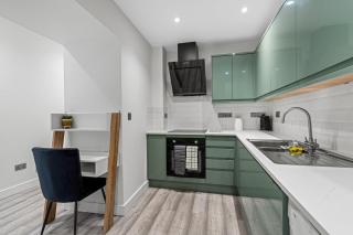 Stylish Haven - 2 min from Station - Free Parking - Courtyard - Swindon - 3