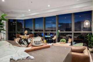 Indulgence at Meriton, Spectacular Views, Sleeps 6 Includes Carpark - 3