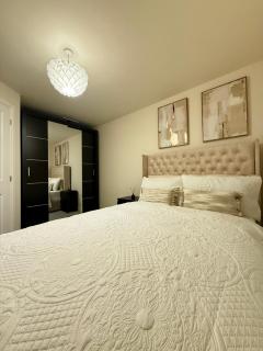 Luxe Rooms in High-End Duplex Near Trentham Garden - 0