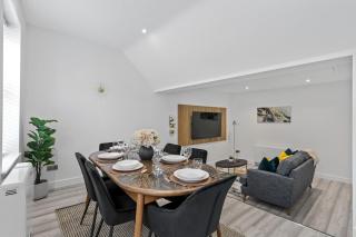 Luxe Haven - 2 min from Station - Free Parking - Courtyard - Swindon - 0
