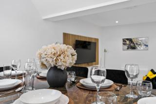 Luxe Haven - 2 min from Station - Free Parking - Courtyard - Swindon - 5