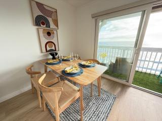 Redondo Oceanfront Gem 2BR BA Balcony & Parking 335 - Redondo Beach - 8