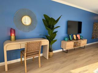 Redondo Oceanfront Gem 2BR BA Balcony & Parking 335 - 1