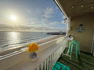 Redondo Oceanfront Gem 2BR BA Balcony & Parking 335 - 6
