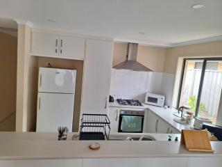 5 bd 2 bath stylish retreat close to beach and wineries in Christie Downs - Christies Beach - 2