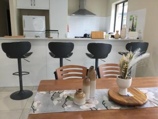 Beach&Winery Retreat with Lux King, 2 queen beds, 5bedroom 2bath, sleeps 12 plus sofa bed, Neflix - 9