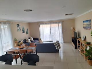 Beach&Winery Retreat with Lux King, 2 queen beds, 5bedroom 2bath, sleeps 12 plus sofa bed, Neflix - 4
