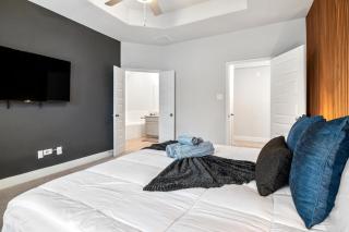 MDRN Antigua LXRY Home I Sleeps 10 I 8 min Frm NRG - Houston - 5