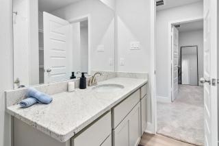 MDRN Antigua LXRY Home I Sleeps 10 I 8 min Frm NRG - Houston - 2
