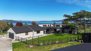Luxury Lakeview Farmhouse - Hamurana - 8