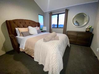 Luxury Lakeview Farmhouse - Hamurana - 4