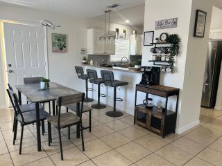 Tropical 3bed 2bath Lakeland Home on corner lot - 6